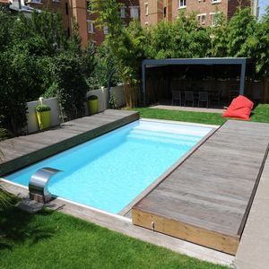 Une grande terrasse mobile en 2 modules vient recouvrir esthétiquement cette piscine.