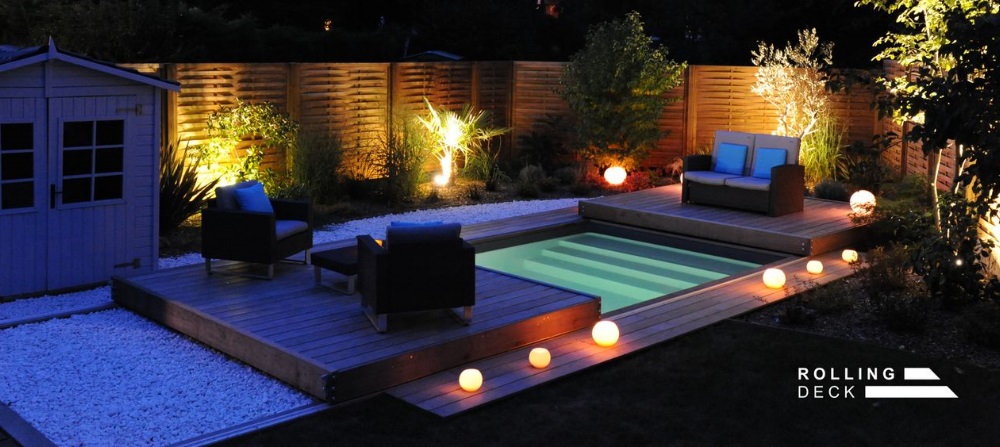 Une terrasse mobile de piscine et spa de nuit en deux parties